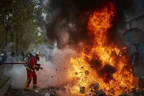 Toàn cảnh "kinh đô ánh sáng" Paris chìm trong hỗn loạn vì biểu tình