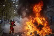 Toàn cảnh "kinh đô ánh sáng" Paris chìm trong hỗn loạn vì biểu tình