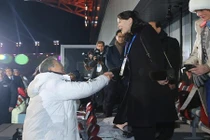 Hình ảnh em gái ông Kim Jong-un bắt tay Tổng thống Hàn Quốc