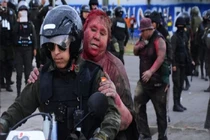 Nữ Thị trưởng Bolivia bị cắt tóc, kéo lê trên phố giữa biểu tình
