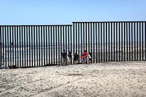 Sừng sững “bức tường thép” ngăn cách Mỹ-Mexico