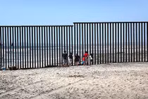 Sừng sững “bức tường thép” ngăn cách Mỹ-Mexico