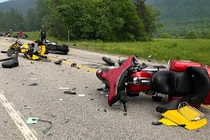 Kinh hoàng môtô "đấu đầu" xe tải ở Mỹ, 7 người chết