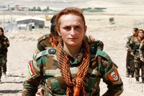 Dàn bóng hồng xinh đẹp người Kurd cầm súng khổ luyện tại Iraq