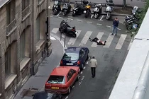 Hiện trường đâm dao kinh hoàng ở Paris, nhiều người thương vong