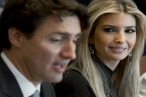 Con gái Tổng thống Trump “đắm đuối” nhìn Thủ tướng Canada 
