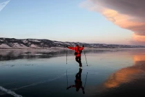 Ngoạn mục cảnh hồ nước sâu nhất thế giới đóng băng