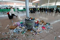 Ảnh: Sân bay “hóa” bãi rác kinh hoàng ở Tây Ban Nha