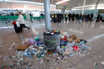 Ảnh: Sân bay “hóa” bãi rác kinh hoàng ở Tây Ban Nha