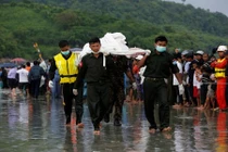 Hình ảnh tìm kiếm nạn nhân vụ rơi máy bay ở Myanmar