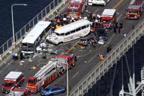 Cảnh xe buýt chở 29 sinh viên Việt gặp nạn ở Mỹ