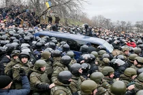 Ukraine: Dân phá xe cảnh sát “giải cứu” cựu Tổng thống Gruzia