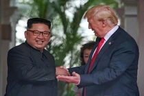 Ngôn ngữ cơ thể hai ông Trump-Kim tại cuộc gặp nói lên điều gì?