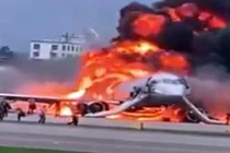 Kinh hoàng hiện trường máy bay chở khách Nga bốc cháy như ngọn đuốc