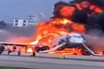 Kinh hoàng hiện trường máy bay chở khách Nga bốc cháy như ngọn đuốc