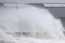 Chùm ảnh bão Clodagh tàn phá nước Anh 