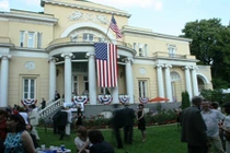 Cận cảnh “nơi ăn chốn ở” của Đại sứ Mỹ ở Moscow