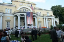 Cận cảnh “nơi ăn chốn ở” của Đại sứ Mỹ ở Moscow