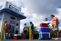 Dân Mỹ hối hả sơ tán tránh siêu bão “quái vật” Florence