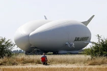 Cận cảnh chiếc máy bay lớn nhất thế giới