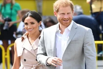 Hãi hùng sét đánh trúng máy bay chở vợ chồng Hoàng tử Harry