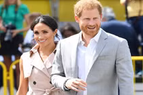 Hãi hùng sét đánh trúng máy bay chở vợ chồng Hoàng tử Harry