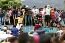 Dân Venezuela “phá” rào, vượt biên sang Colombia tìm thức ăn