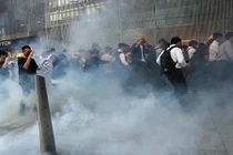 Hong Kong chìm trong bạo lực tuần thứ 24: Súng nổ chát chúa, hơi cay mù mịt