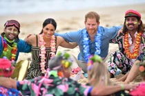 Loạt hình ấn tượng chuyến công du Australia của vợ chồng Hoàng tử Harry