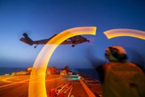 Khoảnh khắc hoạt động về đêm ấn tượng của Hải quân Mỹ