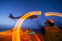 Khoảnh khắc hoạt động về đêm ấn tượng của Hải quân Mỹ