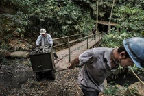 Cuộc sống của những người “săn” ngọc bích ở Colombia