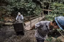 Cuộc sống của những người “săn” ngọc bích ở Colombia