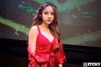 “Thiên thần tắm suối” gây sốt mạng châu Á sống thế nào?