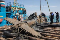 Cảnh trục vớt chiến đấu cơ Mỹ nằm dưới đáy biển 70 năm