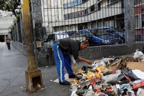 Nhói lòng cảnh người dân Venezuela bới rác tìm thức ăn