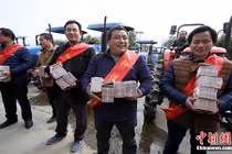 Nông dân Trung Quốc chia nhau nửa triệu USD tiền thưởng Tết