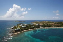 Đột nhập “hòn đảo ấu dâm” của tỷ phú Mỹ tù tội