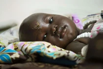 Ảnh em bé sống sót kỳ diệu vụ máy bay rơi tại Nam Sudan