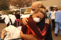 Xúc động loạt ảnh ấm tình người trong thảm họa cháy rừng California