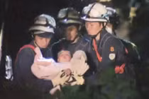 Khoảnh khắc cứu bé sơ sinh trong trận động đất ở Nhật Bản