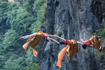 Thót tim vũ công Mỹ nhảy múa mạo hiểm trên vách đá