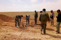 Rùng mình hố chôn tập thể binh sĩ Syria bị IS giết ở Raqqa