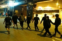 Người biểu tình Hong Kong mệt mỏi đầu hàng cảnh sát, rút khỏi trường đại học