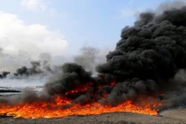 Hình ảnh phiến quân IS tiếp tục đốt phá giếng dầu ở Qayyara