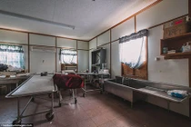 Lạnh gáy bên trong nhà tang lễ bỏ hoang hàng chục năm