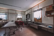 Lạnh gáy bên trong nhà tang lễ bỏ hoang hàng chục năm