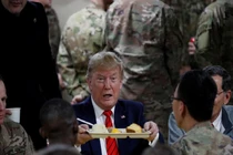 Đến Afghanistan, Tổng thống Trump đích thân phục vụ đồ ăn cho lính Mỹ