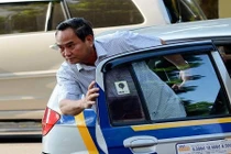 Thứ trưởng Bộ Tài chính thoải mái khi đi làm bằng taxi