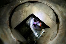 Cảnh người biểu tình Hong Kong đu dây, chui ống cống thoát vòng vây cảnh sát